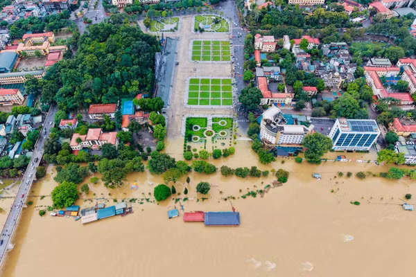 Khu vực Quảng trường Nguyễn Tất Thành Tuyên Quang nước cũng đã dâng cao.
