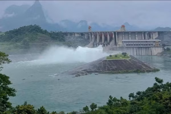 Thủy điện Tuyên Quang mở liên tiếp 7 cửa xả đáy do mực nước các sông ở mức rất nguy hiểm.