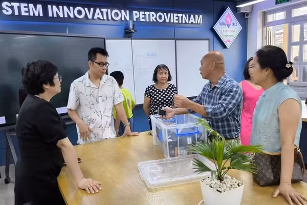 Trao đổi kỹ năng, kinh nghiệm giữa giáo viên nhà trường và các thầy cô giáo tỉnh bạn.