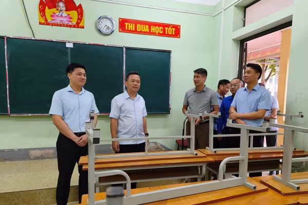 Ông Đỗ Hùng Đức, Phó Chủ tịch UBND tỉnh Tuyên Quang kiểm tra công tác chuẩn bị kỳ thi tại xã Quản Bạ.