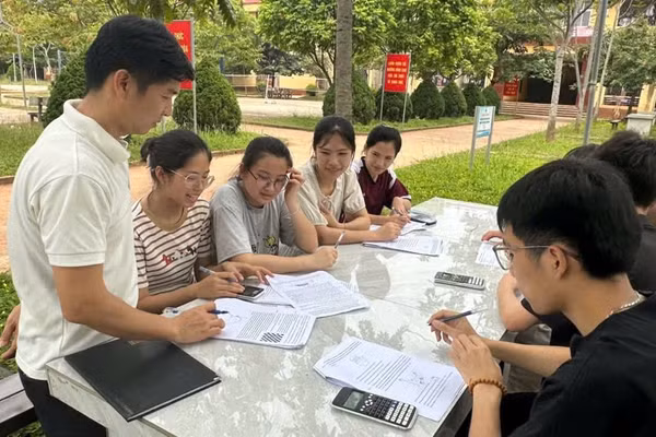Thầy và trò Trường PTDTNT ATK Sơn Dương. (Ảnh: NTCC)