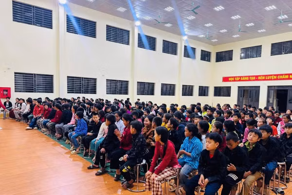 Các em học sinh Trường PTDTBT THCS Lũng Cú.