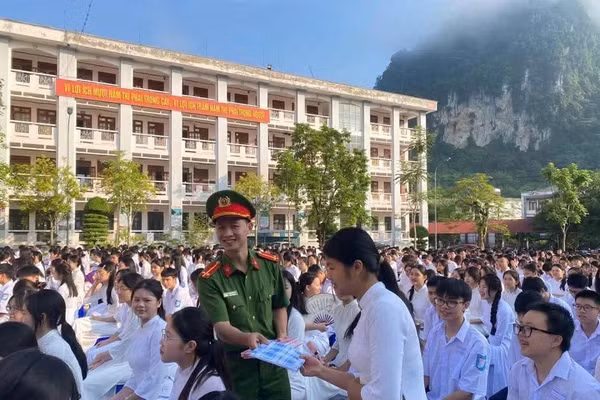 Hoạt động thúc đẩy tinh thần trách nhiệm của giáo viên và học sinh chấp hành nghiêm các quy định pháp luật.