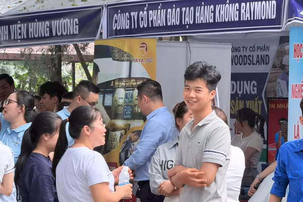 Sinh viên hào hứng với hoạt động thiết thực.
