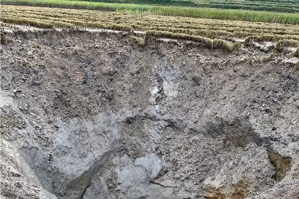 Xuất hiện hố sụt rộng tại xã Ngọc Long, Tuyên Quang.