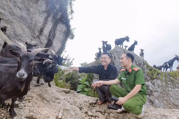 Thượng úy Thèn Đình Tuân và ông Tẩn Quáng Lân.