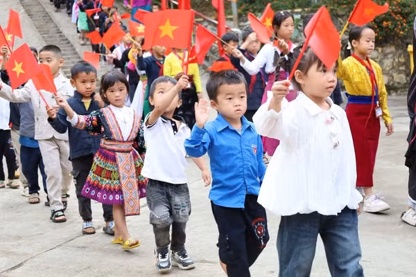 Các em học sinh vùng cao Lũng Phìn.