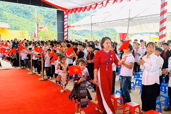 Đón học sinh vào lớp 1 tại Trường Phổ thông nội trú liên cấp TH&THCS Minh Tân.