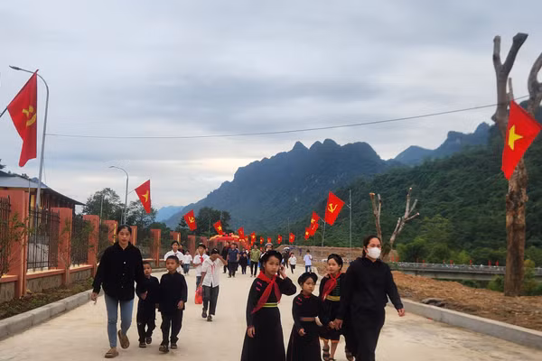 Các em học sinh tại xã biên giới Thanh Thủy tới trường.