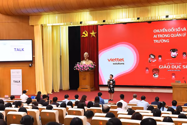 Diễn giả Phạm Thị Ngọc Lan, Giám đốc Trung tâm Giải pháp Giáo dục Số (Viettel) trao đổi nội dung chuyển đổi số và ứng dụng AI trong quản lý nhà trường.