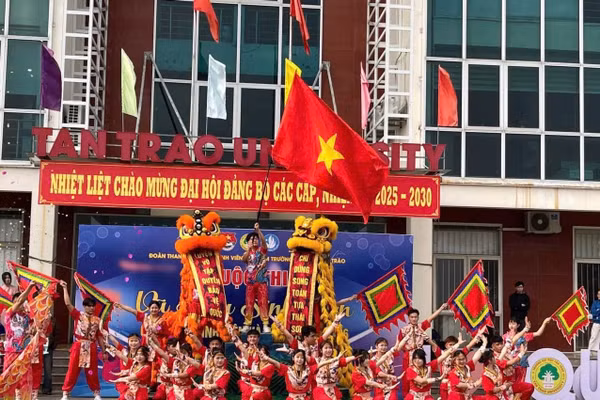 Không khí tuổi trẻ của sinh viên Tuyên Quang hướng về Đại hội XIV của Đảng.