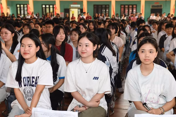 Các em học sinh tham dự lễ khai mạc Kỳ thi chọn học sinh giỏi cấp tỉnh lớp 11 tại Tuyên Quang.