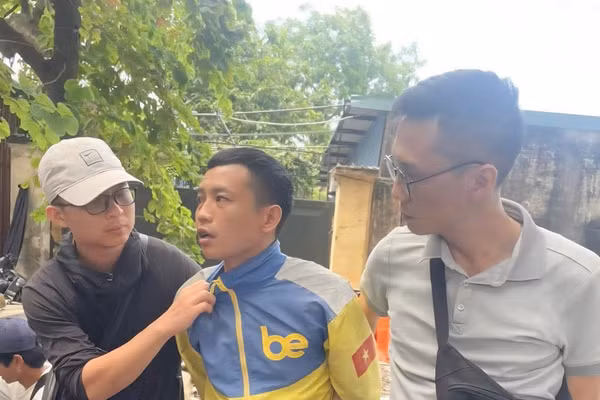 Nguyễn Quang Thoại (áo vàng) bị bắt sau 13 giờ gây án. (Ảnh: CATQ)