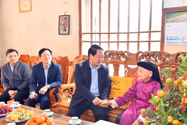 Bí thư Tỉnh uỷ Tuyên Quang Hầu A Lềnh thăm hỏi, chúc Tết Mẹ Việt Nam Anh hùng Lương Thị Hồng. (Ảnh: Thanh Phúc)
