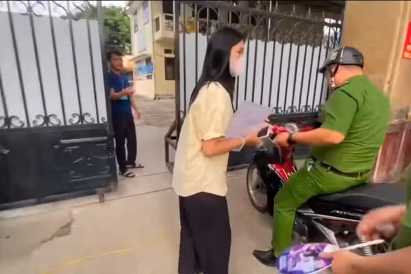 Thí sinh kịp thời đến Điểm thi nhờ sự hỗ trợ của lực lượng Công an xã Vị Xuyên.