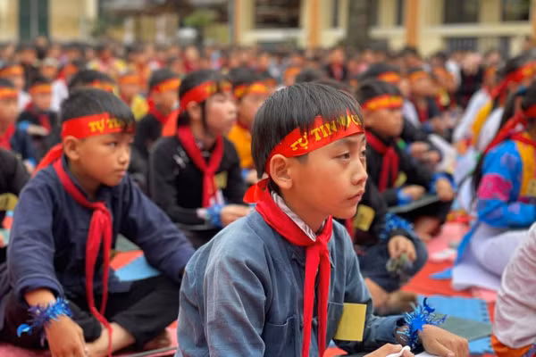Các em học sinh Trường PTDTBT Tiểu học Lũng Phìn.