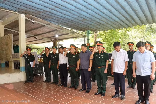 Chủ tịch tỉnh Tuyên Quang và đoàn công tác dâng hương viếng các Anh hùng liệt sĩ. (Ảnh: Văn Long)