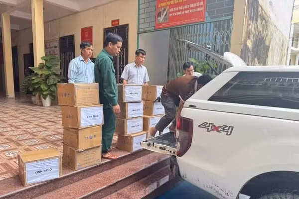 Số sách, vở được chuyển đến Sở GD&ĐT Tuyên Quang để hỗ trợ các nhà trường.