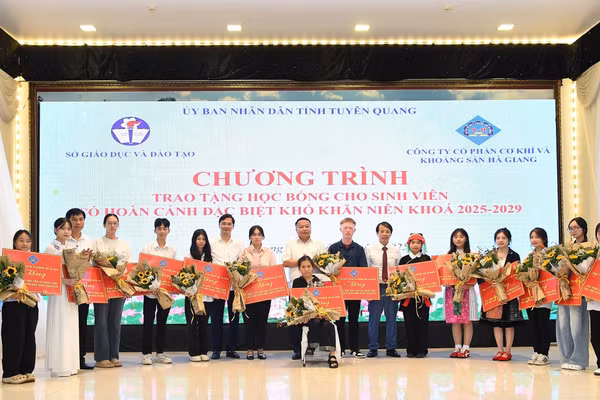 27 suất học bổng trị giá trên 2,5 tỷ đồng được trao cho các tân sinh viên có hoàn cảnh đặc biệt khó khăn tại Tuyên Quang.