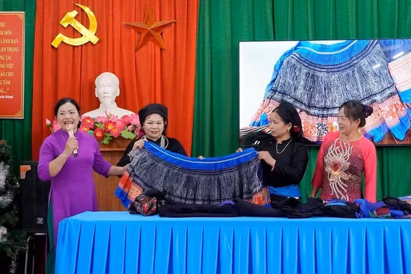Phụ nữ xã Lũng Cú với nghề truyền thống.