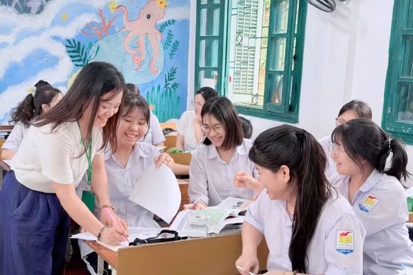 Các giảng viên Trường Đại học Tân Trào hướng dẫn học sinh lựa chọn nghề nghiệp.