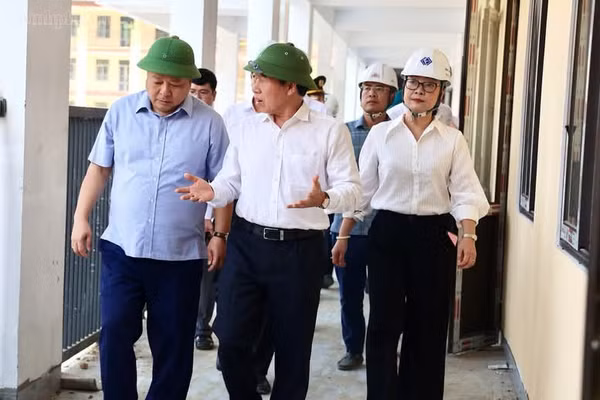 Phó Thủ tướng Lê Tiến Châu kiểm tra tiến độ xây dựng. (Ảnh: CTTTQ)