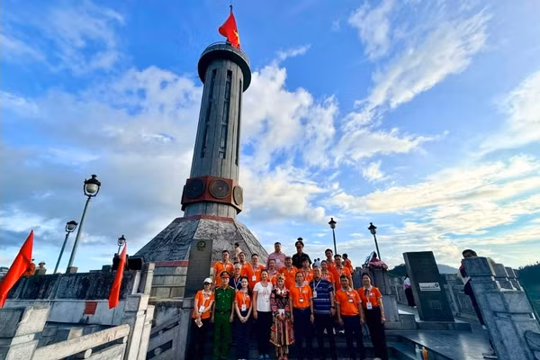 Đoàn khảo sát chụp ảnh tại Cột cờ Lũng Cú.