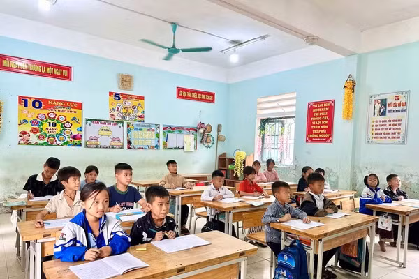 Các em học sinh Trường PTDTBT Tiểu học và THCS Thông Nguyên, xã Thông Nguyên. (Ảnh: NTCC)