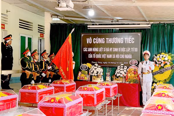 Các Anh hùng, liệt sĩ chuẩn bị được đưa tiễn. (Ảnh: Thanh Hoài)