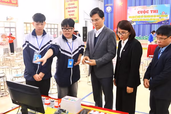 Các em học sinh tự tin giới thiệu các dự án của mình với lãnh đạo Sở GD&ĐT tỉnh Tuyên Quang. (Ảnh: Khánh Huyền)