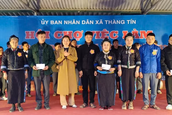 UBND xã Thàng Tín tổ chức Hội chợ việc làm và xúc tiến thương mại năm 2026.