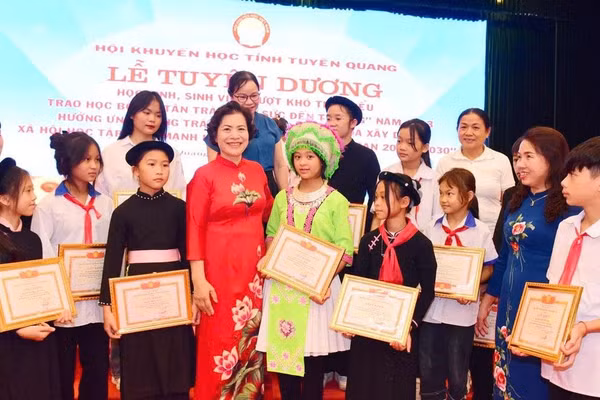 Chủ tịch Hội khuyến học tỉnh Tuyên Quang Vũ Thị Bích Việt trao Giấy khen cho học sinh vượt khó tiêu biểu.