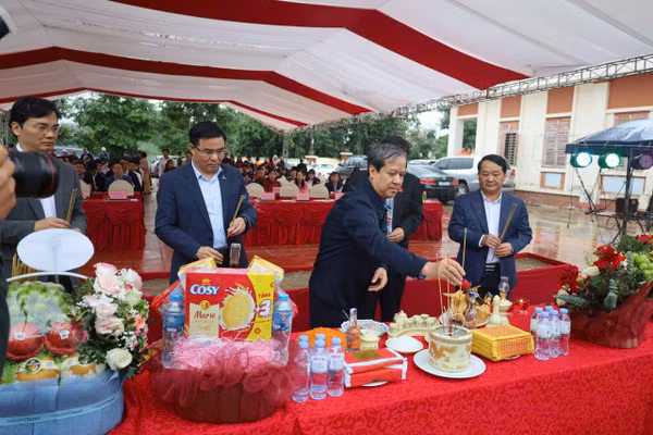 Bộ trưởng Nguyễn Kim Sơn dâng hương tại Khu di tích Bộ Quốc gia Giáo dục.