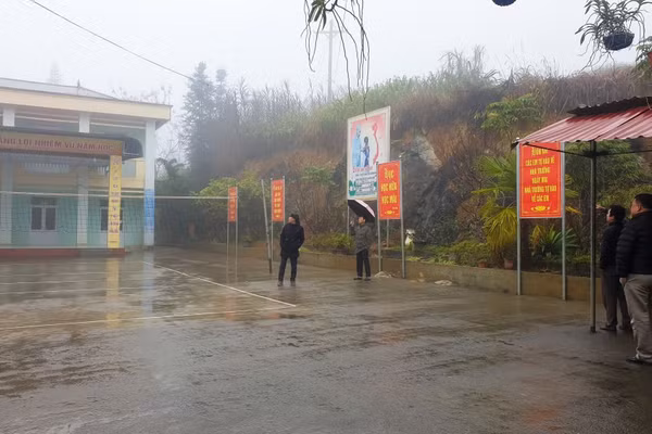 Lãnh đạo xã Bạch Đích khảo sát cơ sở vật chất trường học tại địa phương. (Ảnh: Mai Thức)