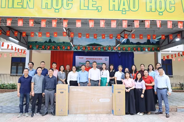 Chi bộ 2 - Đảng bộ Báo GD&TĐ chụp ảnh lưu niệm cùng Trường THCS Mai Châu.