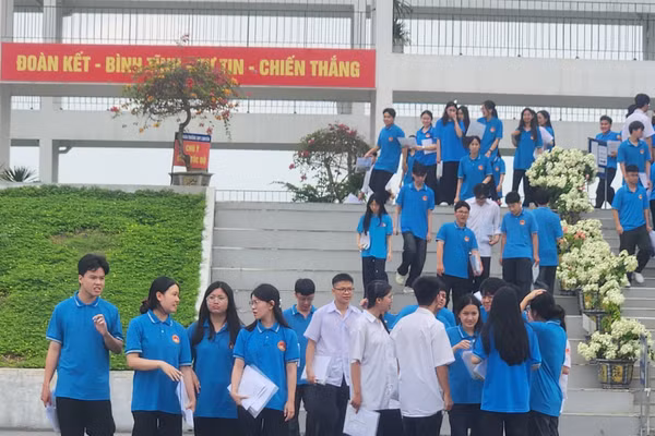 Các em học sinh dự Kỳ thi tốt nghiệp THPT 2026 tại Điểm trường THPT Chuyên Tuyên Quang.