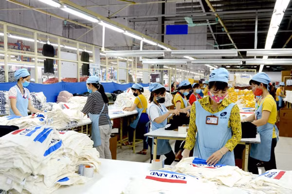 Công nhân làm việc tại Công ty TNHH Seshin VN2, Khu Công nghiệp Long Bình An.