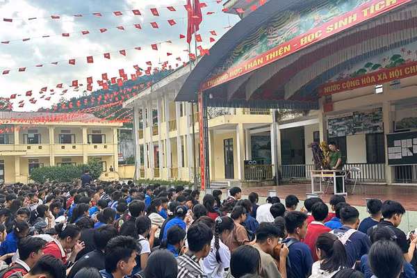 Công an xã Thông Nguyên tham gia bảo vệ môi trường học đường.