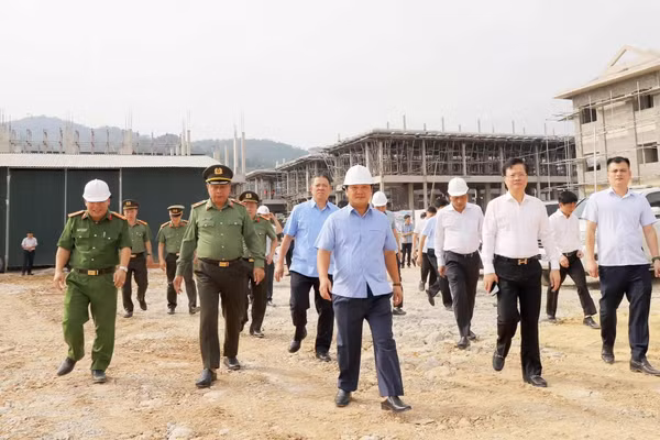 Bí thư tỉnh Tuyên Quang cùng đoàn kiểm tra tiến độ các công trình.
