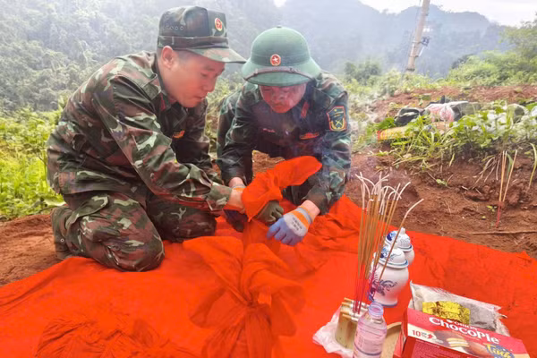 Công tác tìm kiếm, quy tập hài cốt liệt sĩ tại xã biên giới Minh Tân.