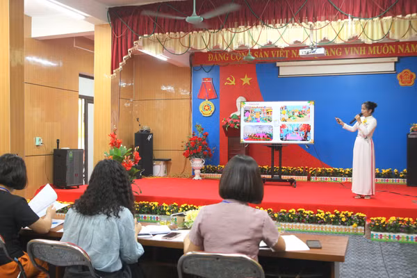 Giáo viên Trường Mầm non Hoa Hồng, phường Hà Giang 2 thi nội dung trình bày biện pháp.