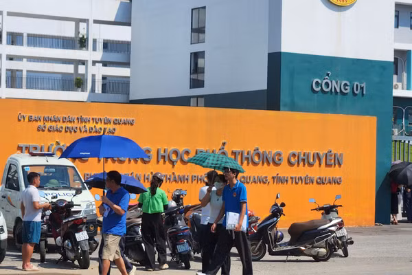 Các thí sinh rời Điểm thi sau 2 môn thi cuối.