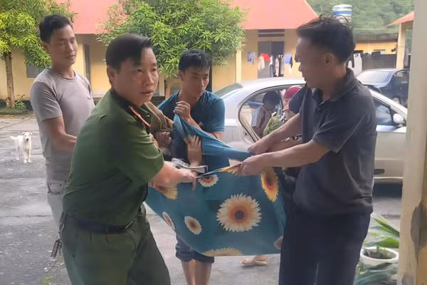Lực lượng Công an kịp thời đưa sản phụ đến nơi sinh an toàn. (Ảnh: CATQ)