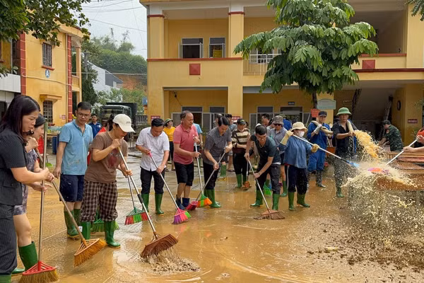 Lãnh đạo, cán bộ Sở GD&ĐT tỉnh Lào Cai hỗ trợ công tác khắc phục hậu quả sau bão tại một số trường trên địa bàn tỉnh.