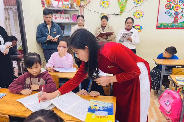 Tổ tư vấn chuyên môn cấp tỉnh dự giờ trực tuyến tại Trường Tiểu học Phan Thiết, phường Minh Xuân.