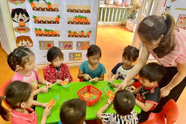 Cô và trò Trường Mầm non Lao và Chải, xã Yên Minh, Tuyên Quang.