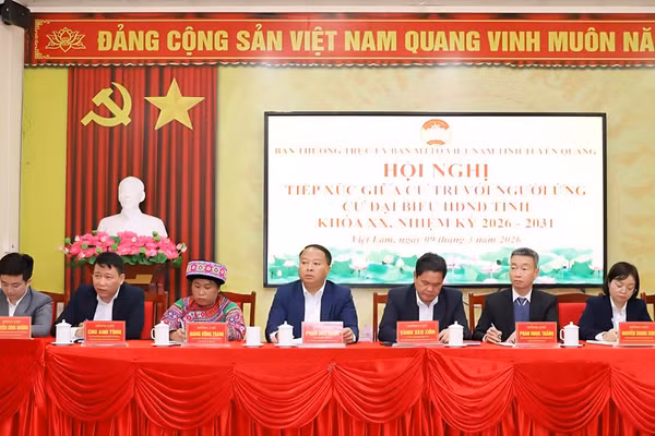 Các ứng cử viên HĐND tỉnh Tuyên Quang tiếp xúc cử tri tại xã Việt Lâm. (Ảnh: Duy Tuấn)