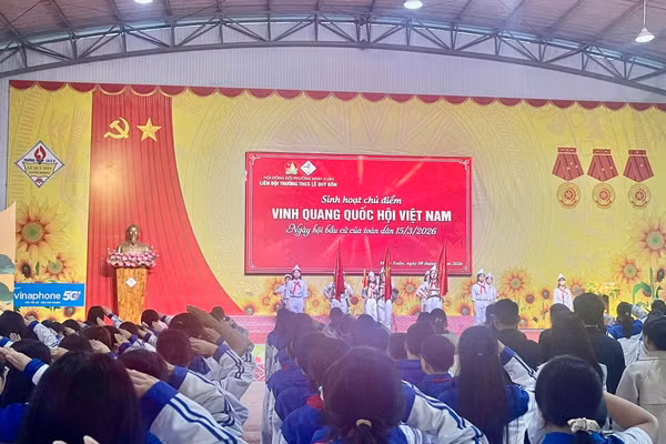 Các em học sinh Trường THCS Lê Quý Đôn với tiết sinh hoạt dưới cờ ý nghĩa. (Ảnh: NTCC)