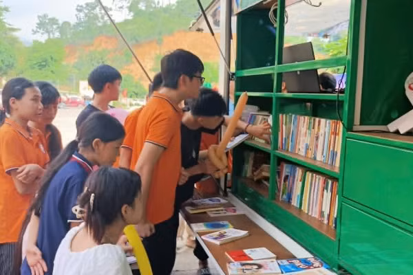 Học sinh vùng cao hào hứng trong Ngày hội đọc sách.