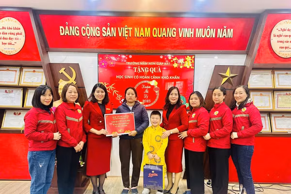 Nhà giáo Nguyễn Thị Cẩm Linh (thứ ba từ trái sang) luôn tận tụy và đổi mới sáng tạo trong công việc.